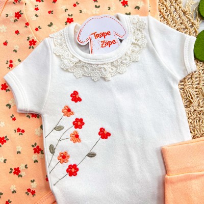  CONJ. DE MALHA 3 PEÇAS - Flores Bordadas e Gola Gripyr - Off White e Salmão